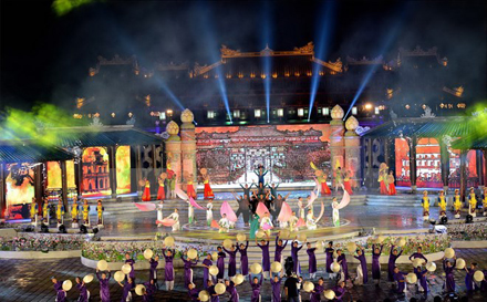 Biểu diễn nghệ thuật trong đêm khai mạc Festival Huế 2016.